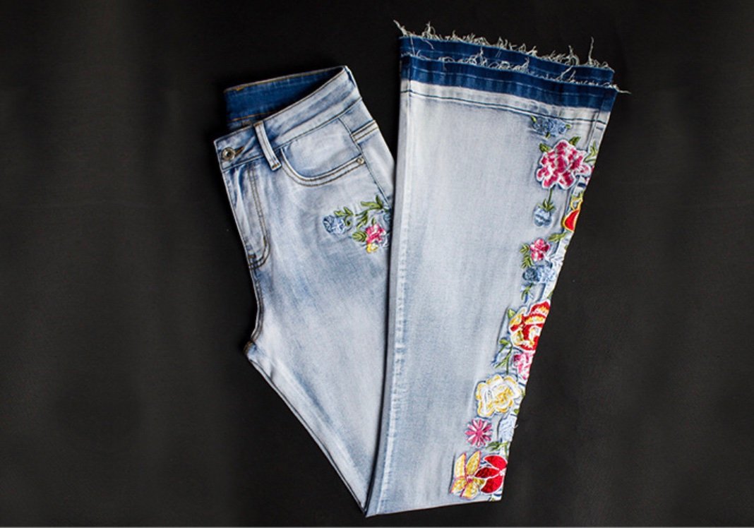 Pantalón vaquero elástico con Flores bordadas - 40 Monas