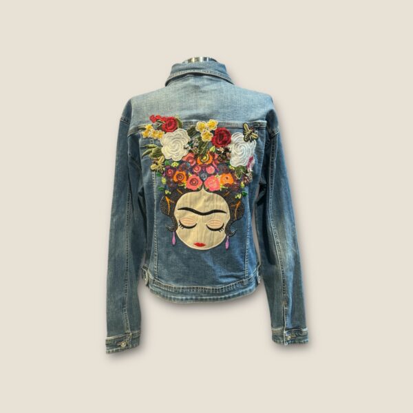 Chaqueta vaquera mujer customizada con Frida Kahlo y flores - Imagen 2