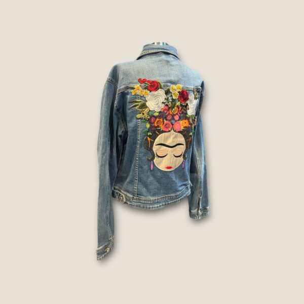 Chaqueta vaquera mujer customizada con Frida Kahlo y flores - Imagen 3