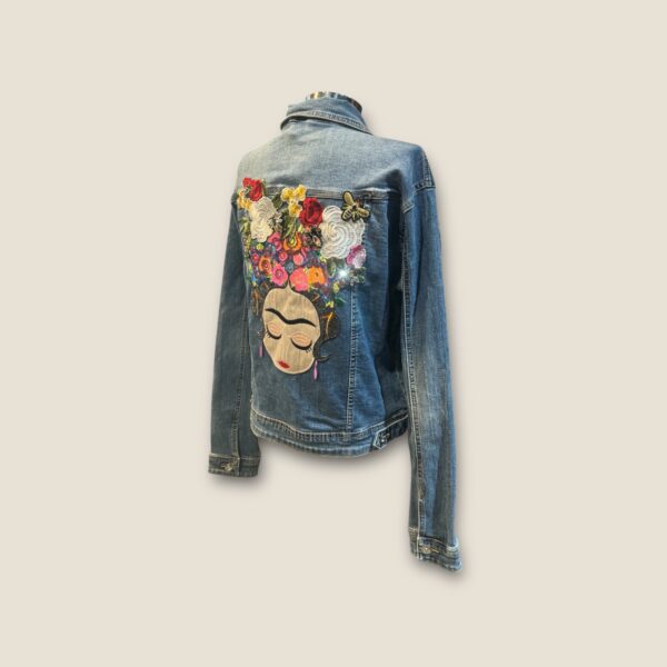 Chaqueta vaquera mujer customizada con Frida Kahlo y flores - Imagen 4