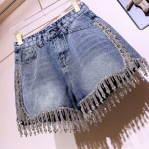 Pantalón vaquero corto ribeteado de flecos de pedreria