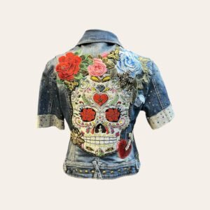 Chaqueta vaquera customizada con gran calavera y diferentes parches