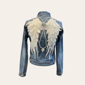 Chaqueta vaquera con alas de guipur y perlas
