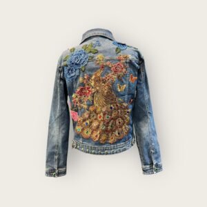 Chaqueta vaquera con gran pavo real y diferentes parches